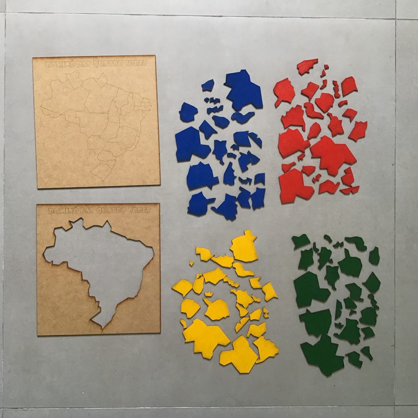 Dominó de 4 cores, Jogo composto de 4 placas com 6, 10, 13 …